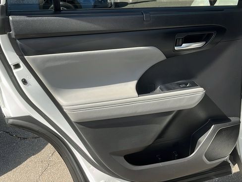 Used 2020 Toyota Highlander XLE image 21