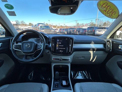 Used 2020 Volvo XC40 T4 Momentum w/ Premium Package image 21
