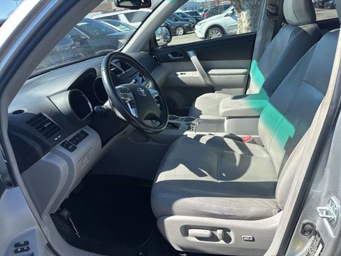 Used 2012 Toyota Highlander SE w/ Tow Pkg image 5