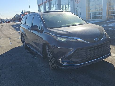 Used 2024 Toyota Sienna XLE w/ XLE Plus Package image 1