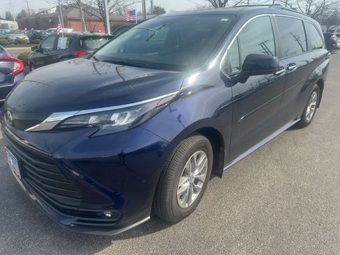 Used 2025 Toyota Sienna XLE image 3