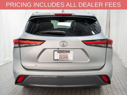 Used 2023 Toyota Highlander Limited FWD image 4