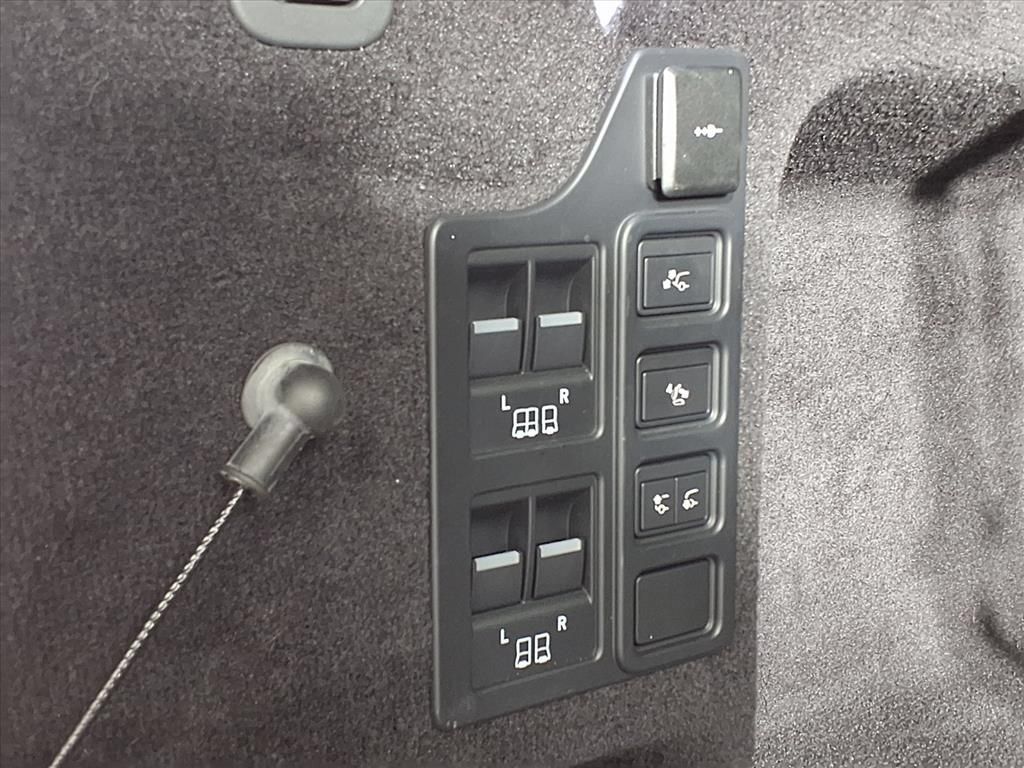 Used 2023 Land Rover Discovery HSE R-Dynamic AWD/4WD image 15