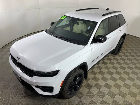Used 2023 Jeep Grand Cherokee Limited w/ Luxury Tech Group II AWD/4WD image 7