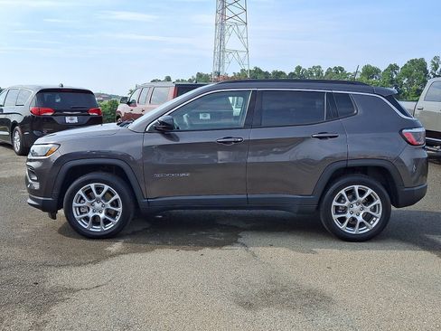 Used 2024 Jeep Compass Latitude AWD/4WD image 4