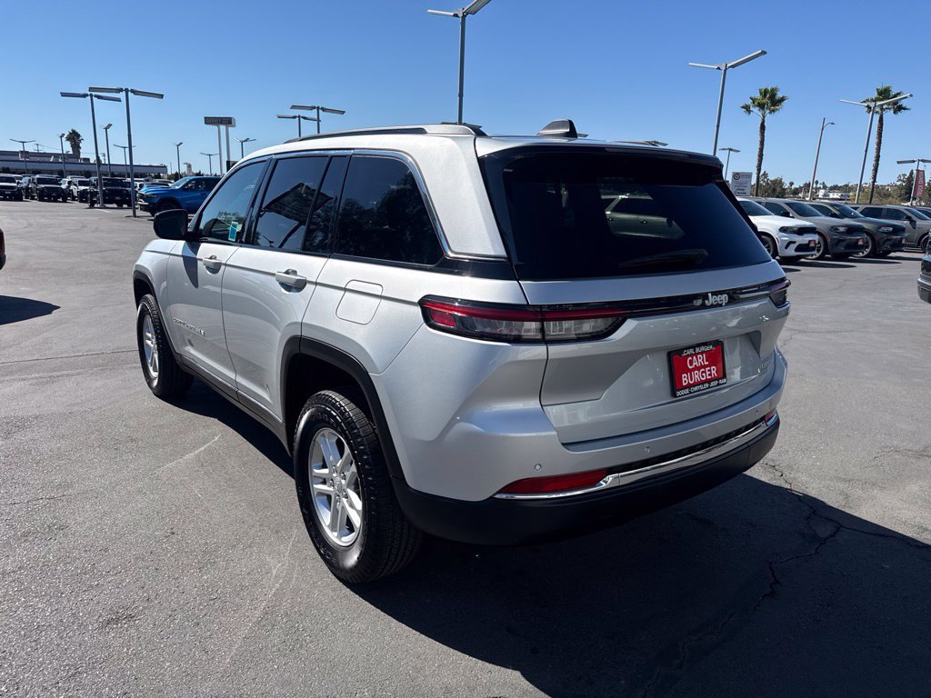 Certified 2024 Jeep Grand Cherokee Laredo RWD image 5