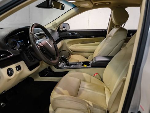 Used 2019 Lincoln MKT AWD image 4