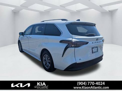Used 2024 Toyota Sienna XLE FWD image 5