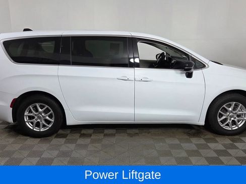 Used 2024 Chrysler Pacifica Touring-L image 9