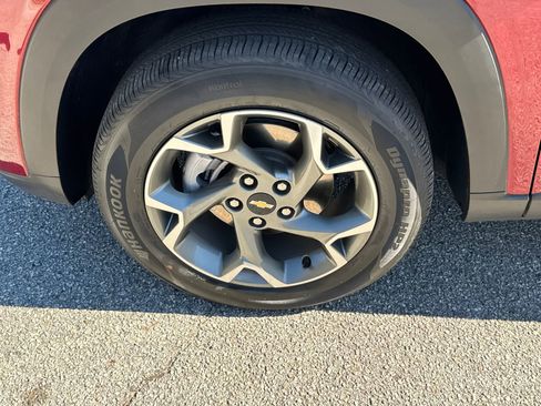 Used 2025 Chevrolet Trax LT w/ LT Convenience Package image 11