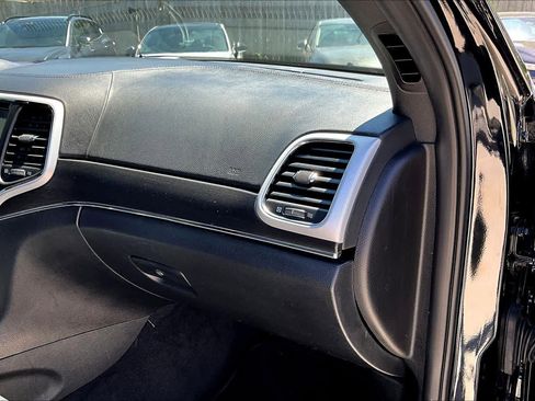 Used 2018 Jeep Grand Cherokee Limited image 17