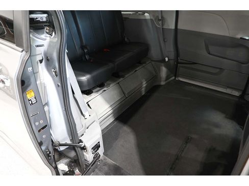 Used 2013 Toyota Sienna SE FWD image 18
