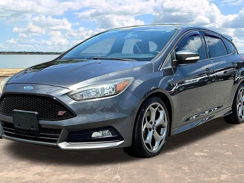 Used 2017 Ford Focus ST FWD image 4