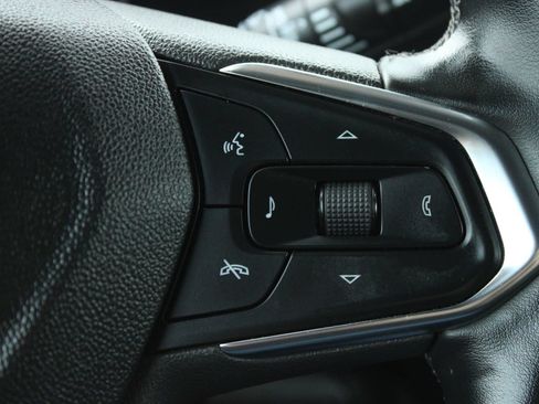 Used 2024 Chevrolet Trax LT w/ LT Convenience Package FWD image 29