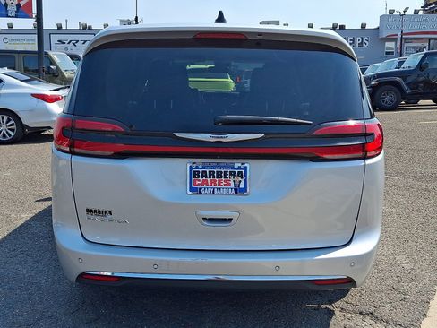 Used 2024 Chrysler Pacifica Touring-L FWD image 5