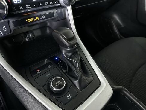 Used 2022 Toyota RAV4 LE AWD/4WD image 16
