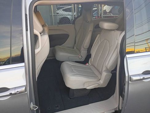 Used 2021 Chrysler Voyager Lxi image 13