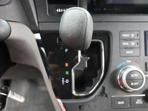 Used 2017 Toyota Sienna LE AWD/4WD image 23