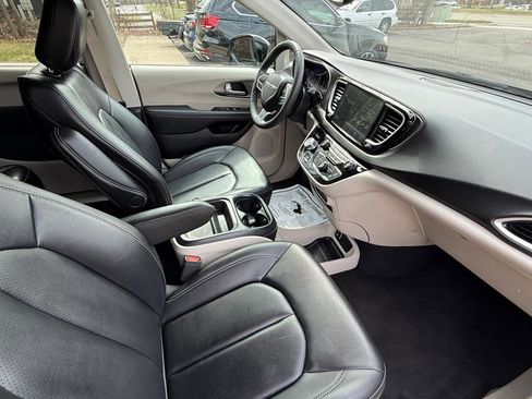 Used 2024 Chrysler Pacifica Touring-L image 11