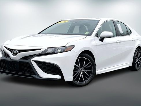 Used 2024 Toyota Camry SE image 12