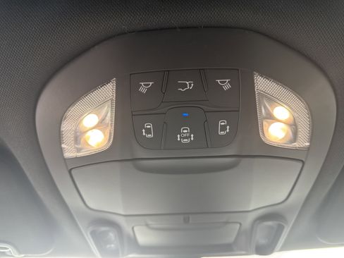 Used 2025 Chrysler Pacifica Limited image 30