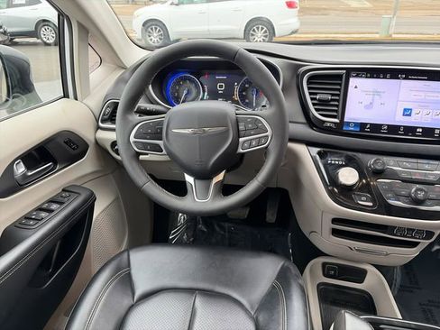 Used 2024 Chrysler Pacifica Touring-L image 28
