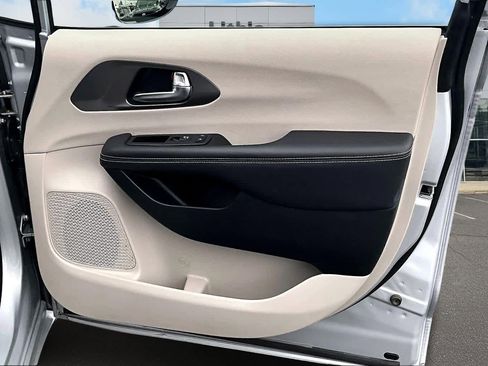 Used 2024 Chrysler Pacifica Select image 29