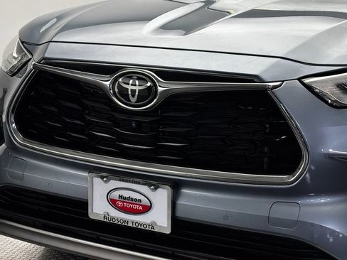 Used 2023 Toyota Highlander Platinum AWD/4WD image 2