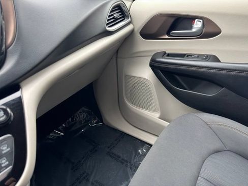 Used 2017 Chrysler Pacifica Touring FWD image 18