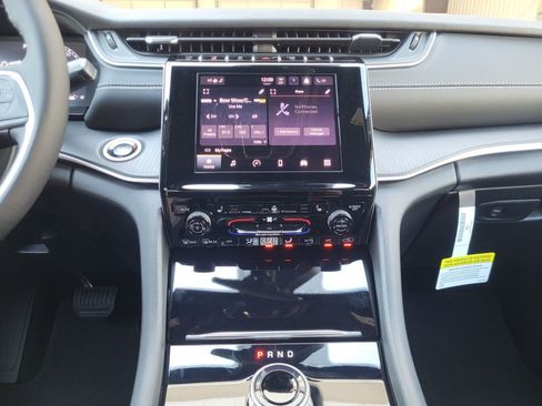 New 2025 Jeep Grand Cherokee Altitude image 17