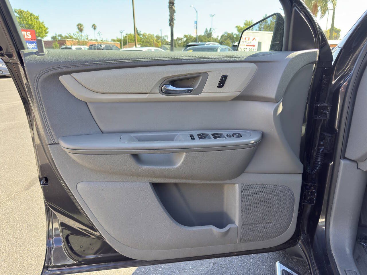 Used 2016 Chevrolet Traverse LS w/ LPO, 'HIT The Road' Package FWD image 9