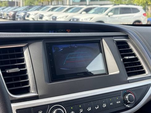 Used 2019 Toyota Highlander LE FWD image 33
