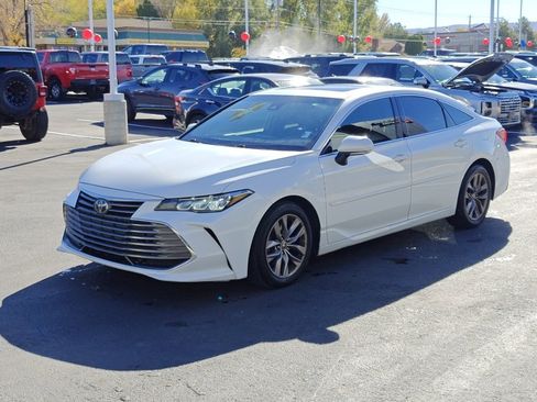 Used 2020 Toyota Avalon XLE image 3