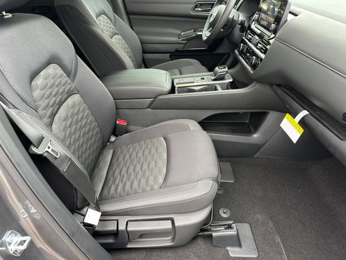 New 2025 Nissan Pathfinder SV w/ SV Premium Package image 13