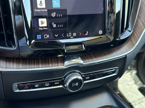 Used 2022 Volvo XC60 B5 Momentum w/ Climate Package FWD image 20
