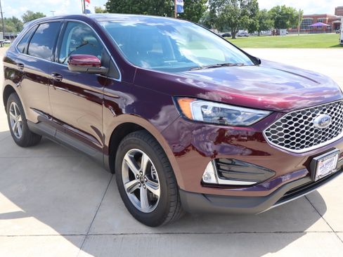 Used 2024 Ford Edge SEL w/ Convenience Package AWD/4WD image 3