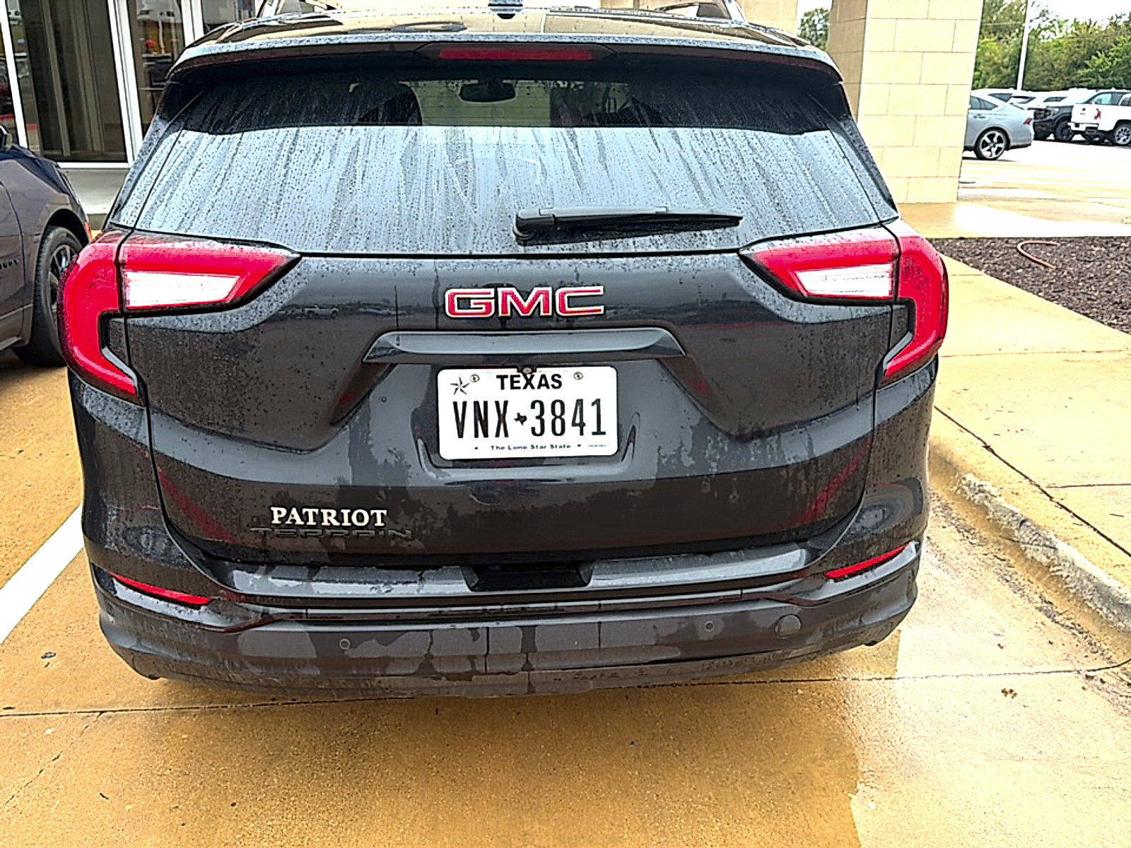 Used 2024 GMC Terrain SLE w/ Driver Convenience Package FWD image 3