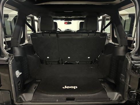 Used 2016 Jeep Wrangler Unlimited Sahara image 18