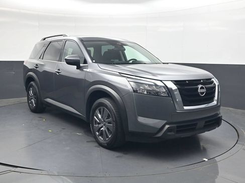 Used 2025 Nissan Pathfinder SV FWD image 2