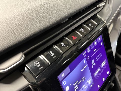 Used 2023 Jeep Grand Cherokee Laredo image 8