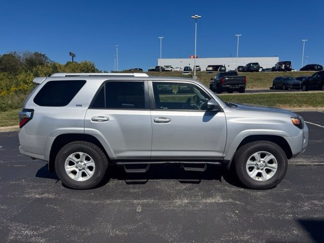Used 2016 Toyota 4Runner SR5 AWD/4WD image 2