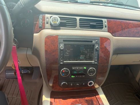 Used 2010 Chevrolet Suburban LTZ RWD image 5