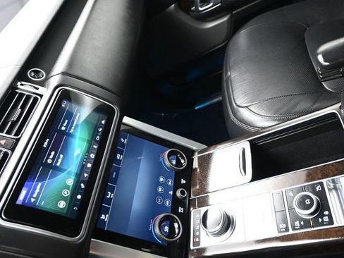 Used 2020 Land Rover Range Rover HSE image 17