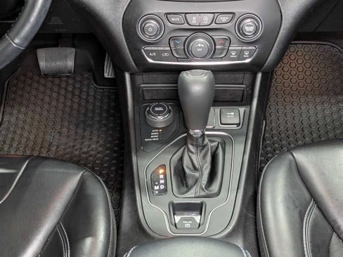 Used 2020 Jeep Cherokee Latitude Plus w/ Cold Weather Group image 16