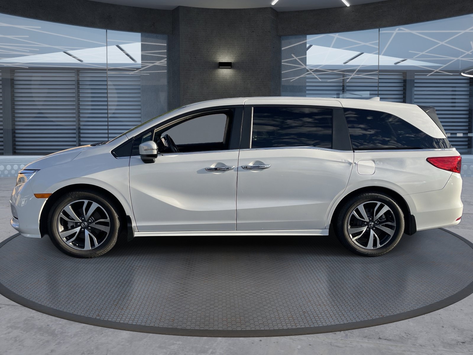 Used 2024 Honda Odyssey Touring image 3