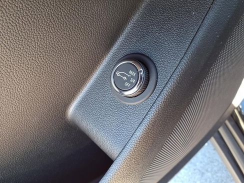 Used 2023 Chevrolet Traverse LT image 32