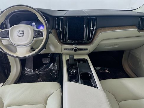 Used 2022 Volvo XC60 B5 Momentum w/ Climate Package image 17