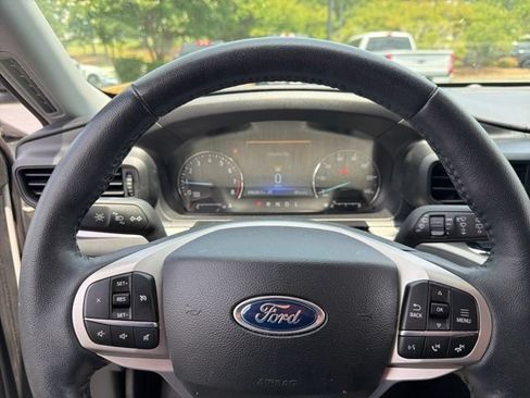 Used 2023 Ford Explorer XLT RWD image 4