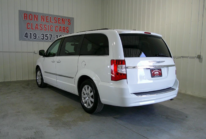 Used 2014 Chrysler Town & Country Touring FWD image 8