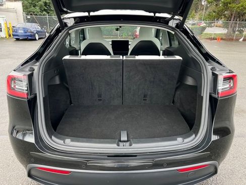 Used 2022 Tesla Model Y Long Range image 15